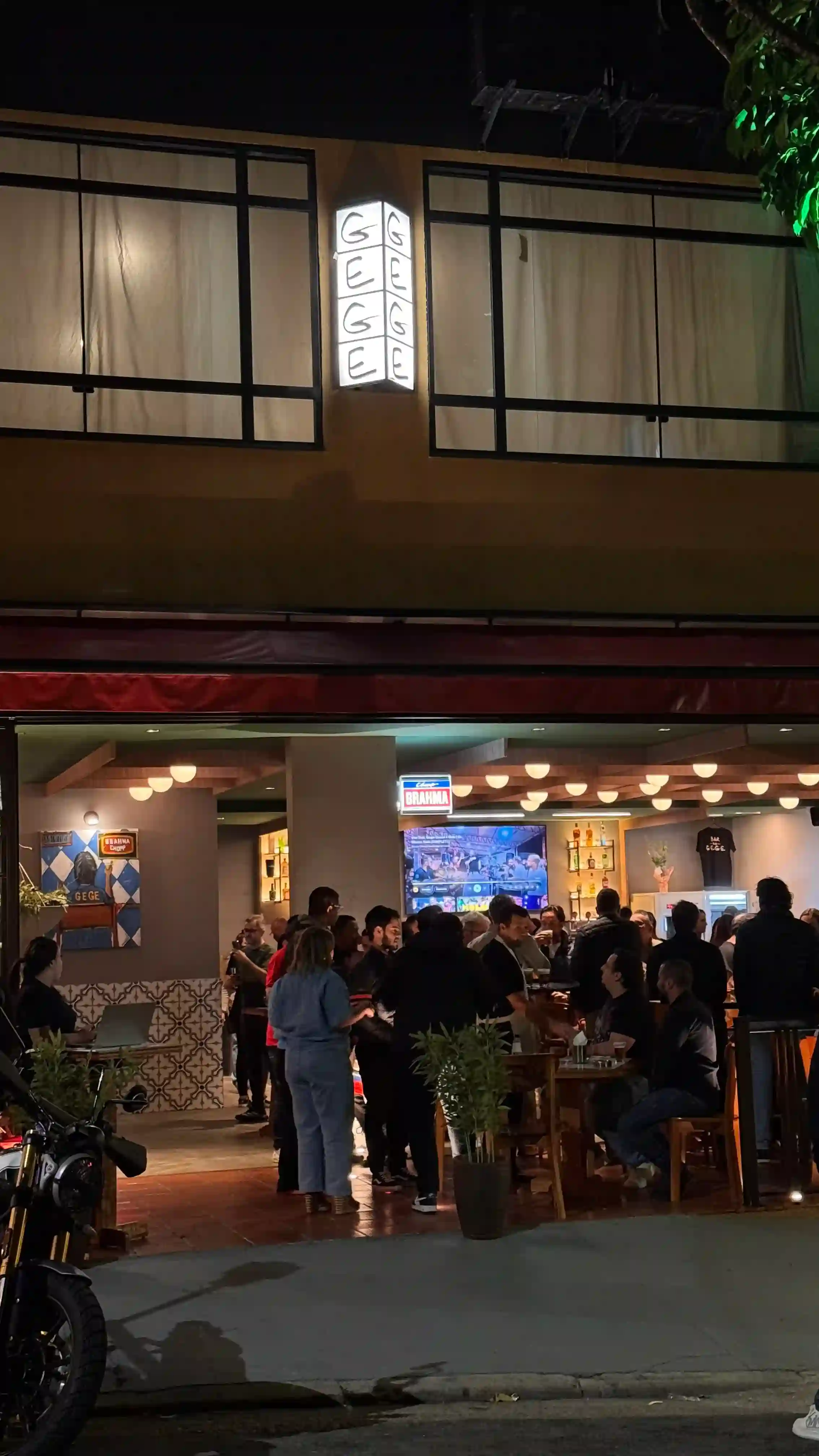 Bar do Gege Fachada com Pessoas